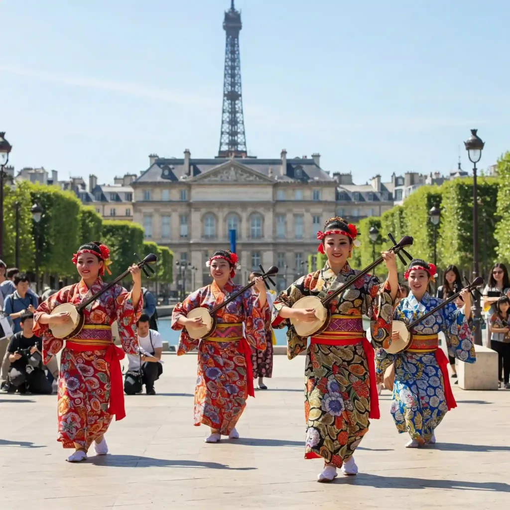 Danseuses d'Okinawa en kimonos traditionnels jouant du sanshin, performance culturelle Ryukyu à Paris, avec la Tour Eiffel en arrière-plan Danseuses d'okinawa en kimonos traditionnels jouant du sanshin, performance culturelle ryukyu à paris, avec la tour eiffel en arrière plan