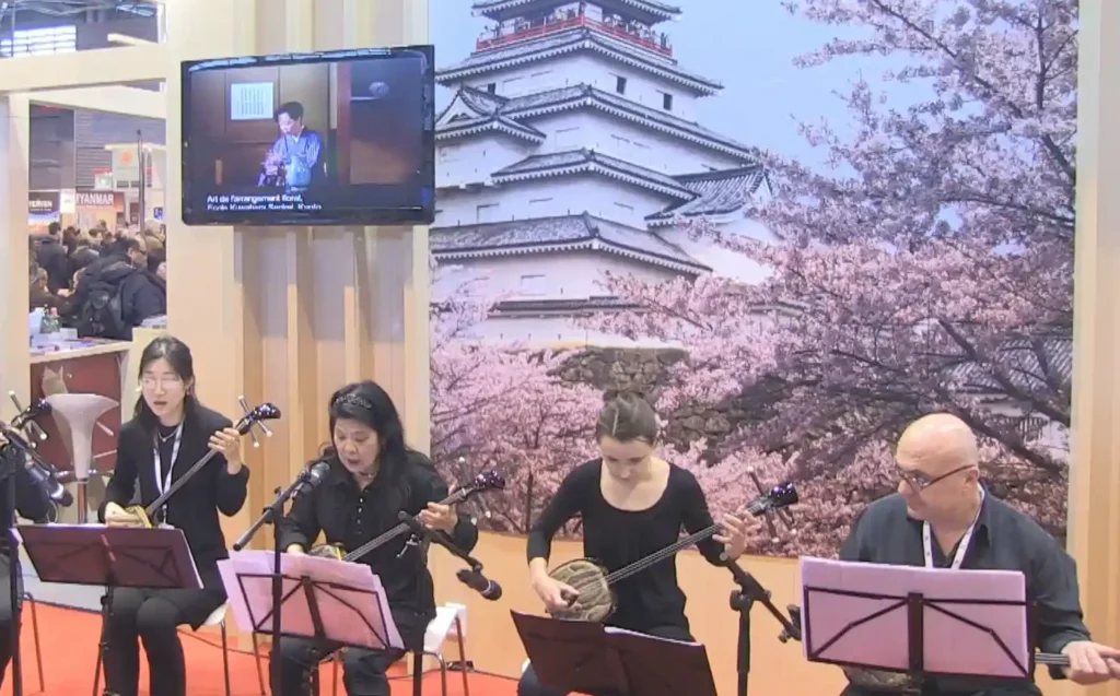 Groupe du sanshin club okinawa europe lors d'un spetacle à la japon expo